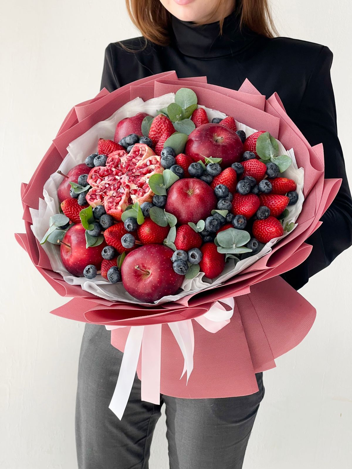 Фруктовый букет "Симфония Любви" из ягод и фруктов