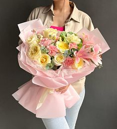 Композиция "Гаяне" из роз, гвоздики, лилий и брассики