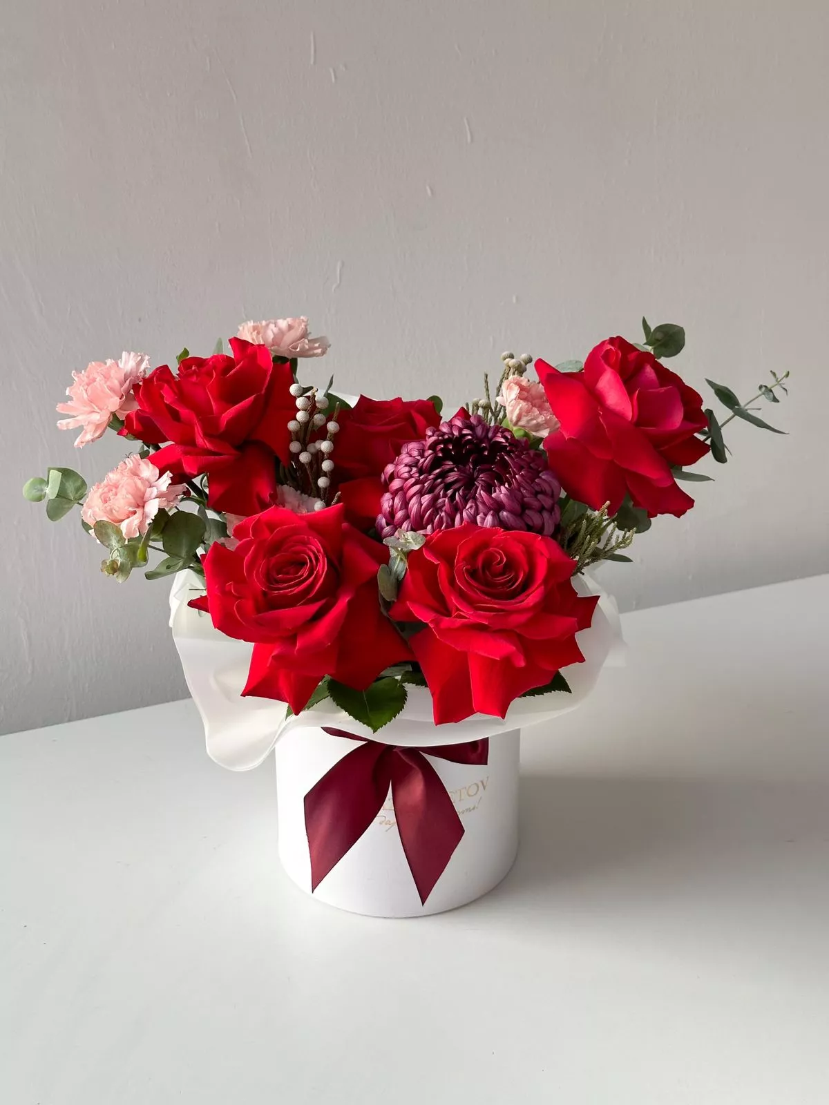 Композиция "Ember Elegance" из роз, гвоздик, хризантем и брунии