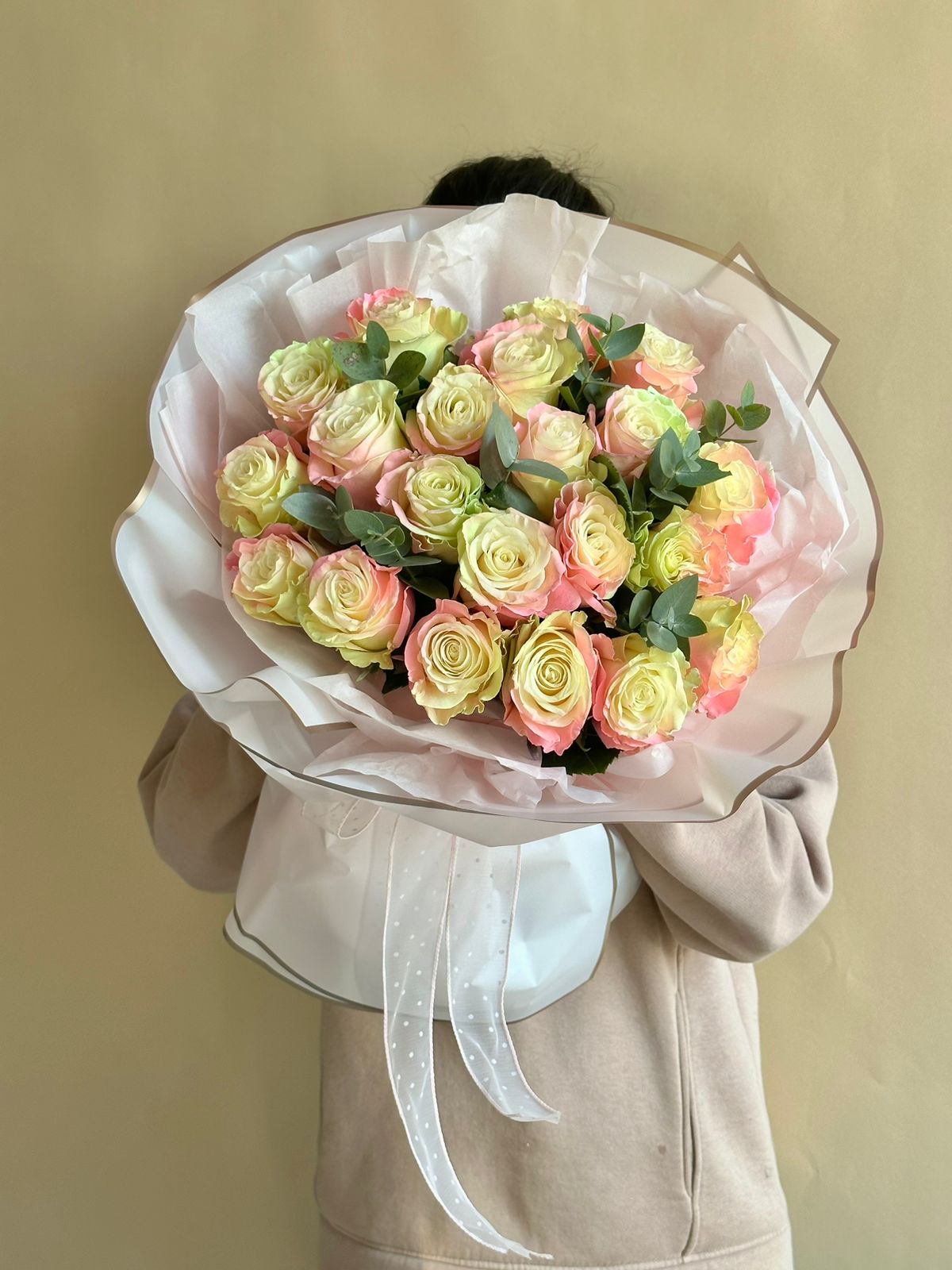 Букет из 21 градиентной розы с эвкалиптом 