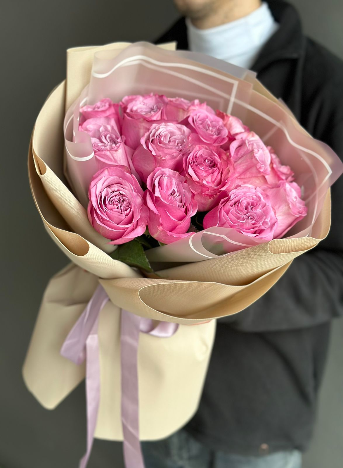 Букет из 15 ярких розовых роз