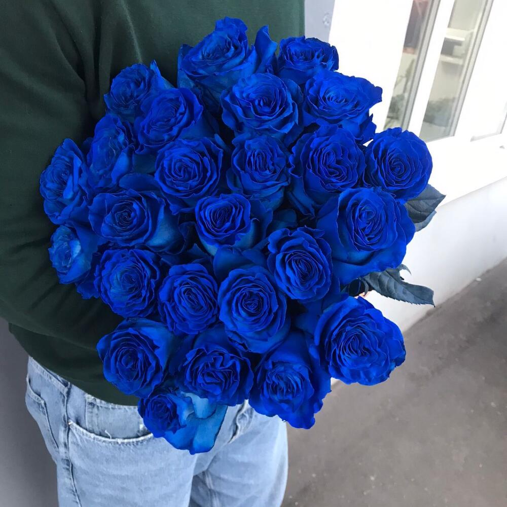 Букет из 25 синих роз в стильном оформлении. 