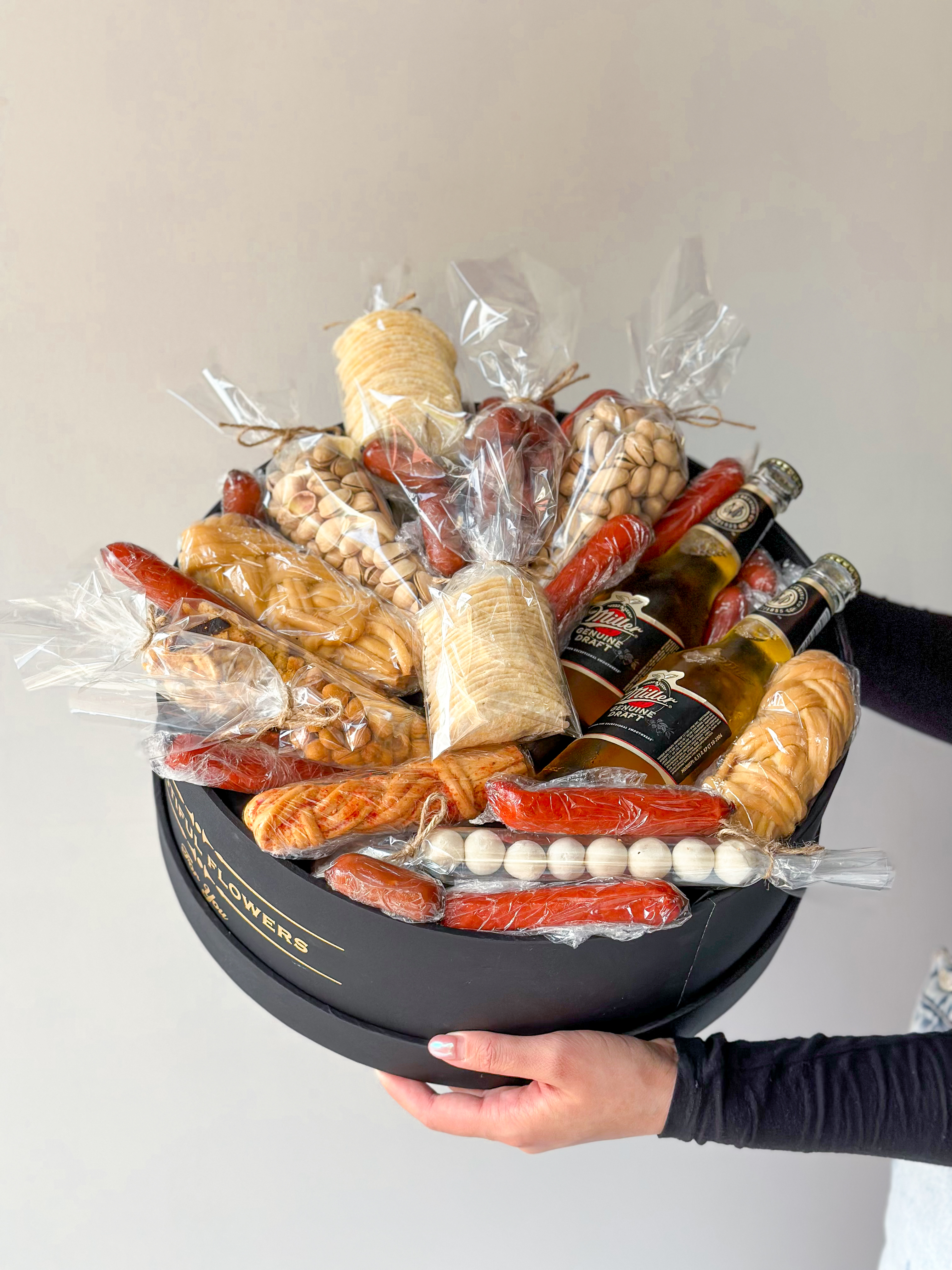 Композиция "Вечеринка" подарочный набор с орешками, чипсами, сыром чечил и пивом в коробке