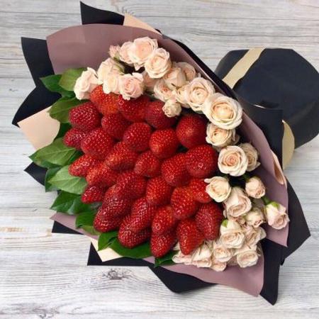 Букет из ягод и цветов "Клубничный рай"