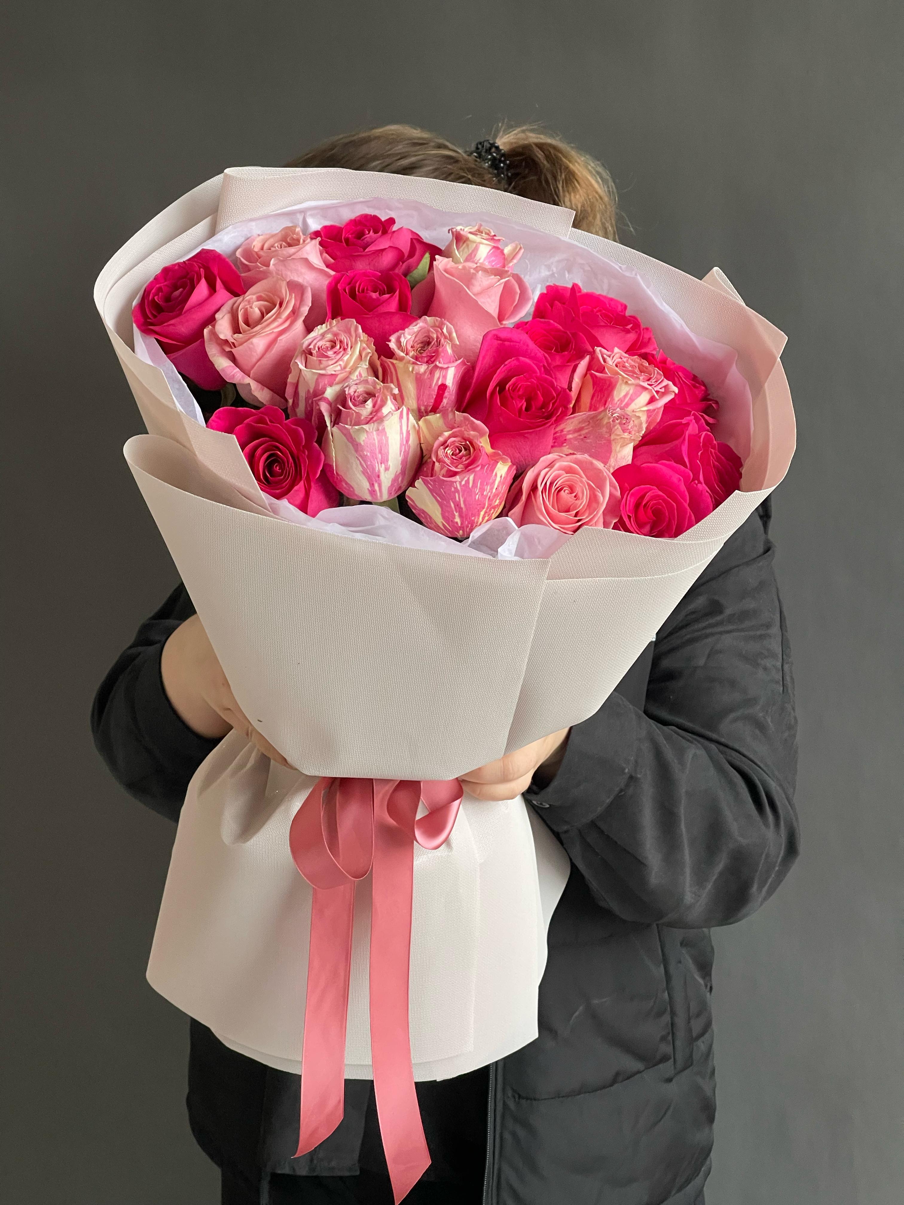 Букет "Аромат любви" из 21 розы в розовых оттенках