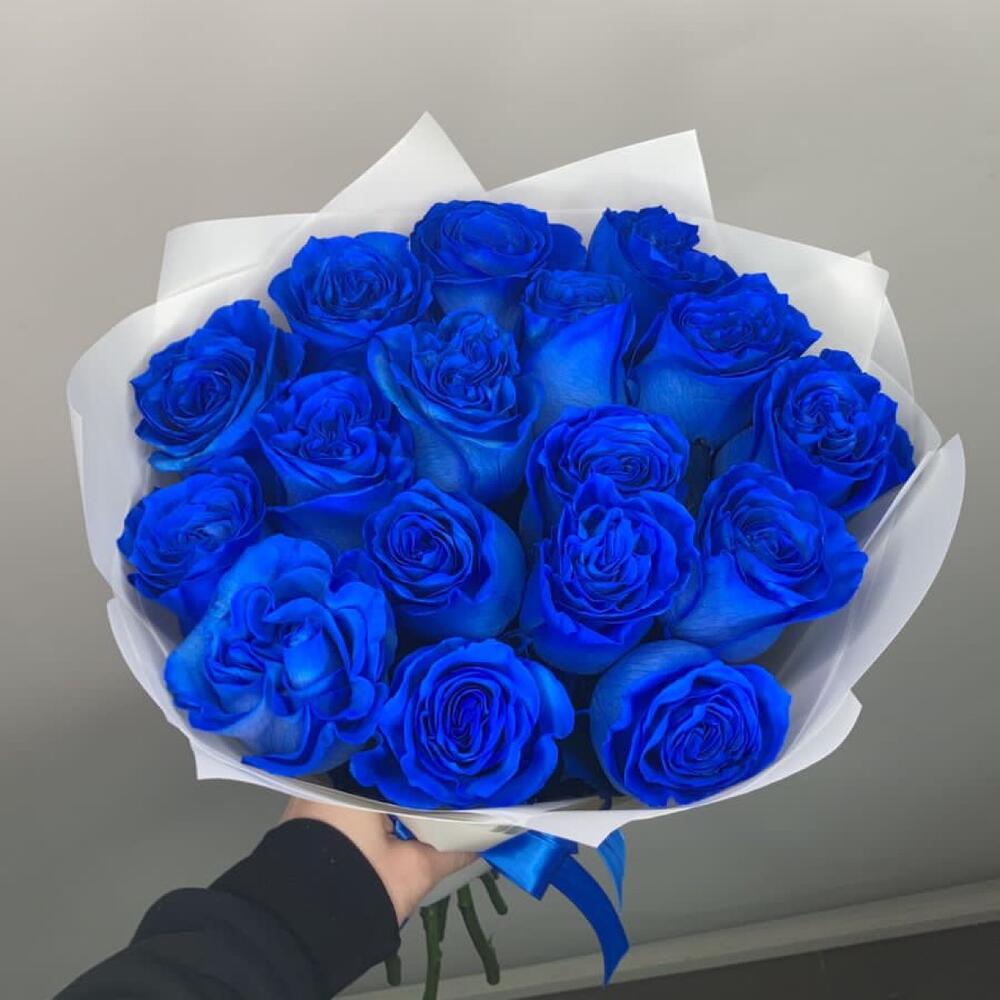 Букет из 15 синих роз в оформлении