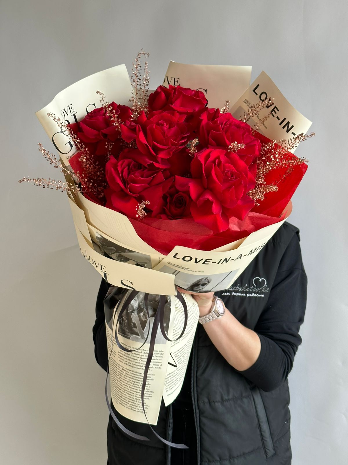 Букет "Enigmatic Love" из 7 красных роз 