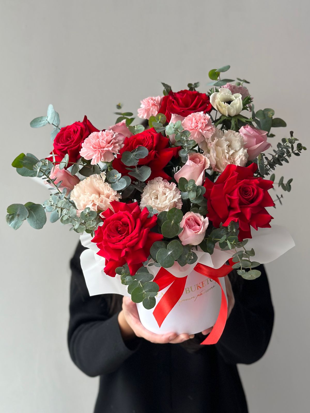 Композиция "Floral Serenity" из роз, гвоздик и лизиантусов