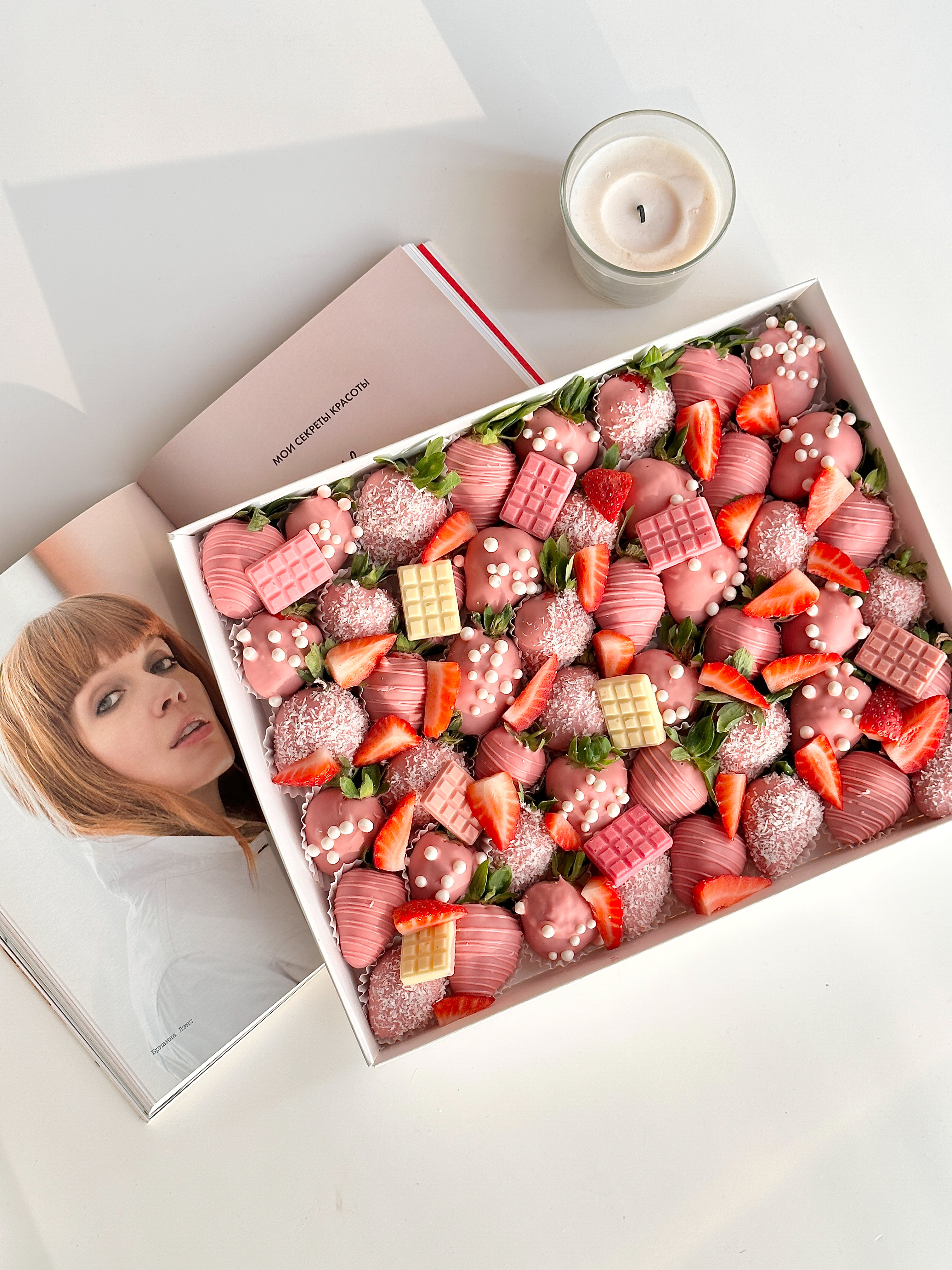 Клубничный бокс - "Павлова" клубника в розовом шоколаде с мини литками и свежей ягодой 