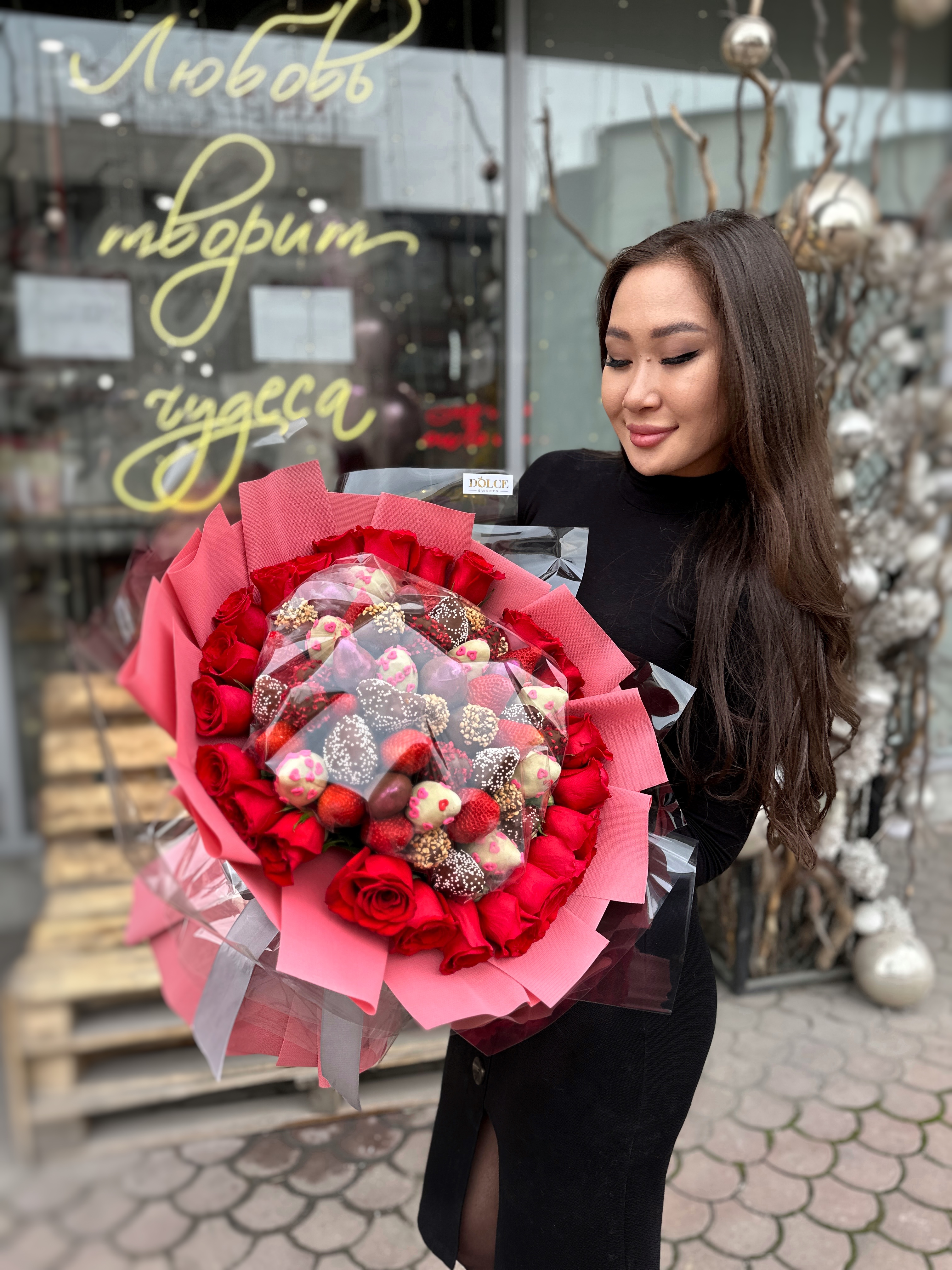 Клубничный букет "Розалия" L из клубники в шоколаде и голландских роз