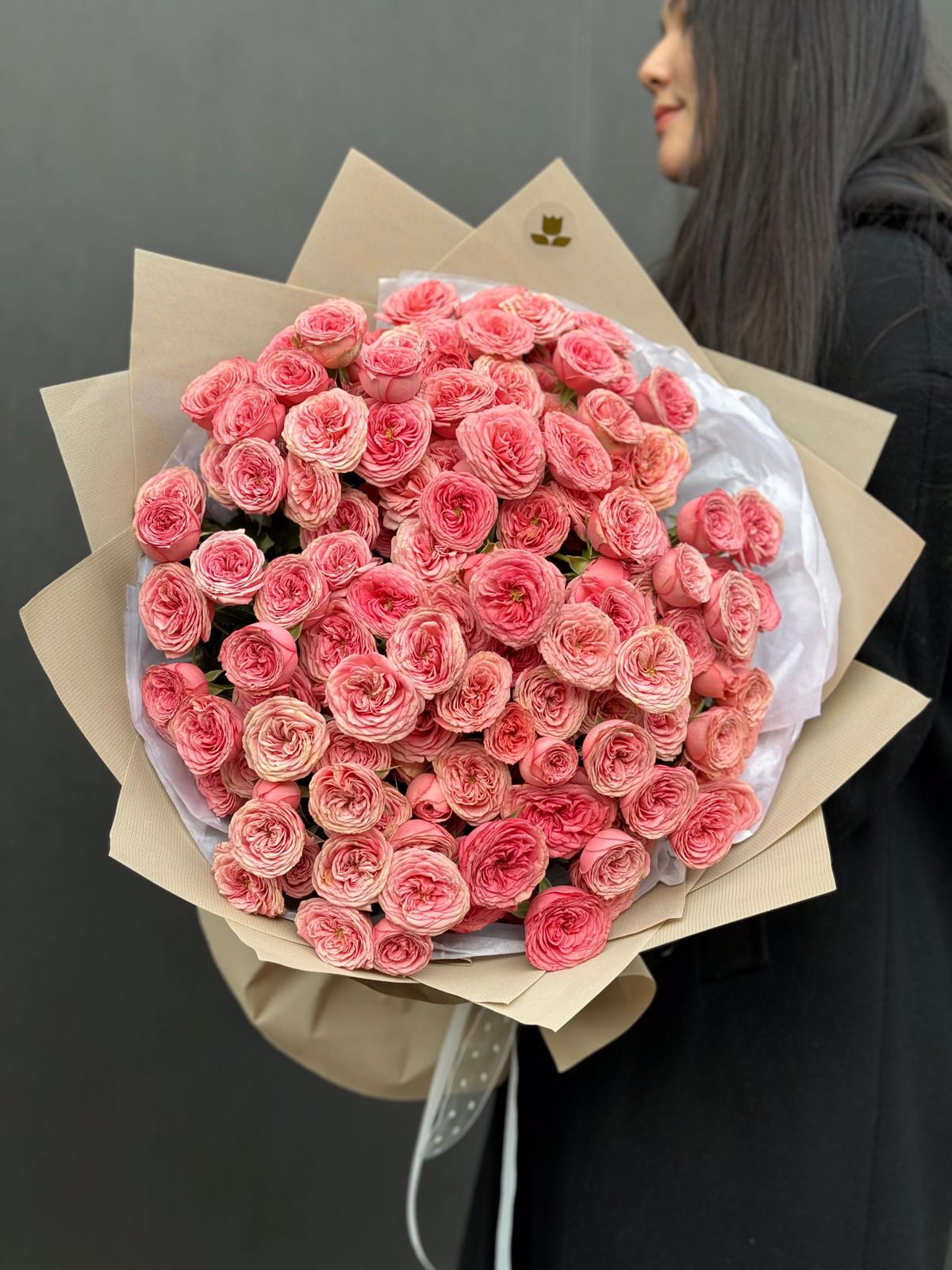 25 розовых пионовидных спрей роз в оформлении