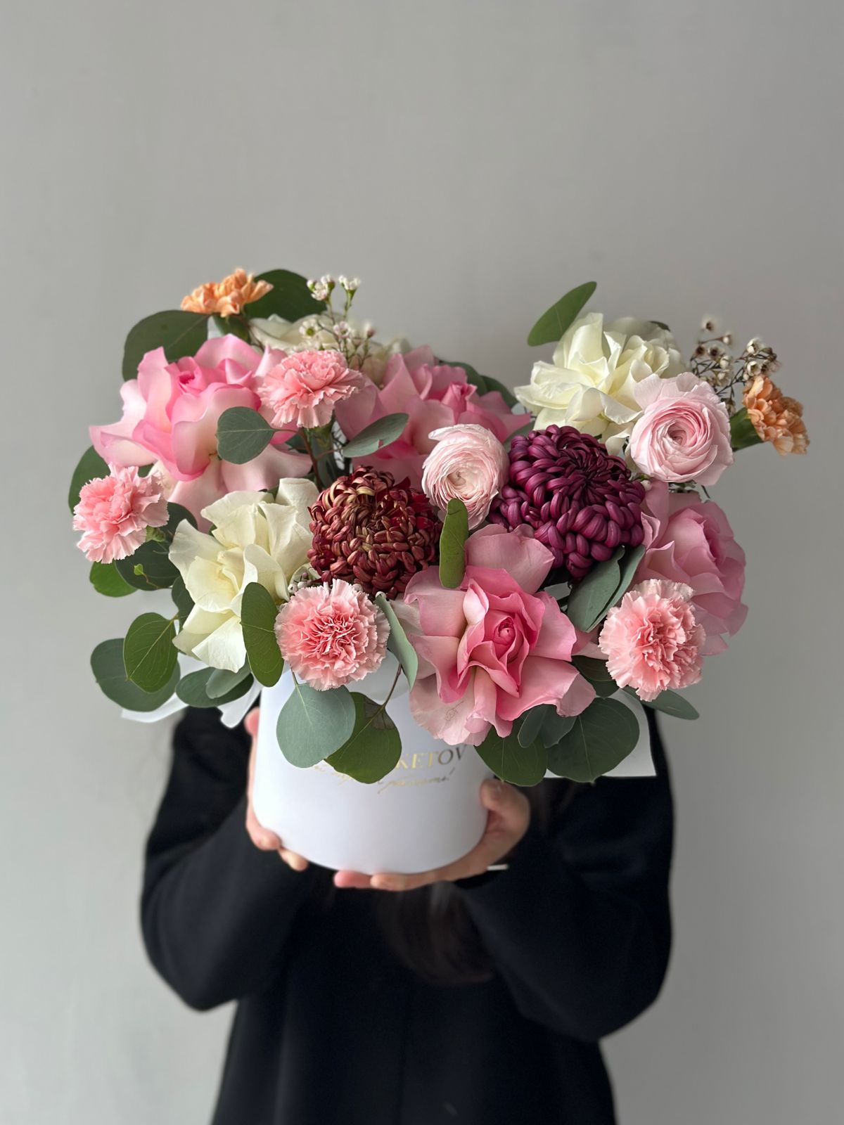 Композиция "Flowers Harmony" из роз, гвоздик, ранункулюсов и хризантем