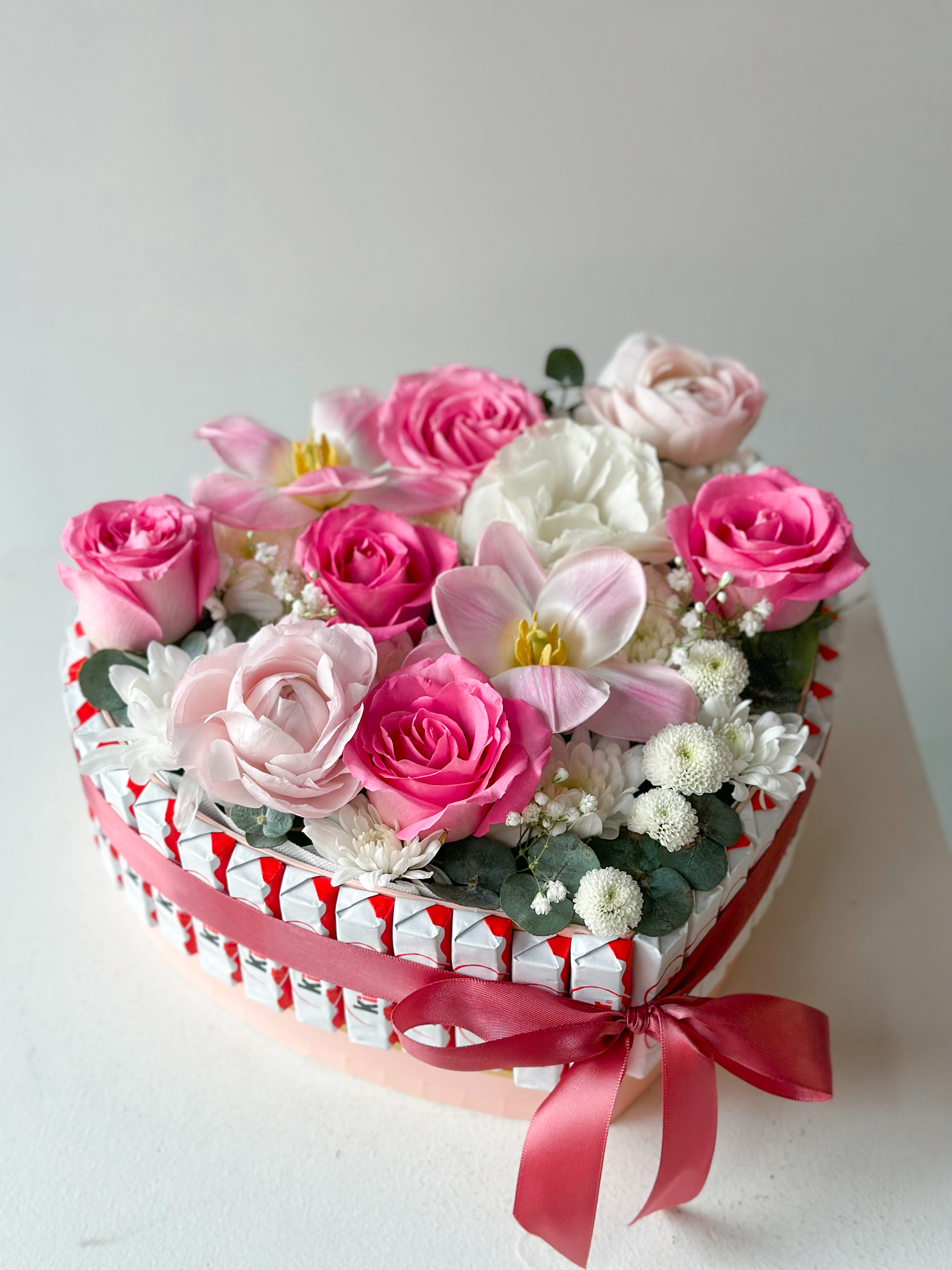 Композиция "Sezim". Роза, хризантема, тюльпан и kinder шоколад в коробке