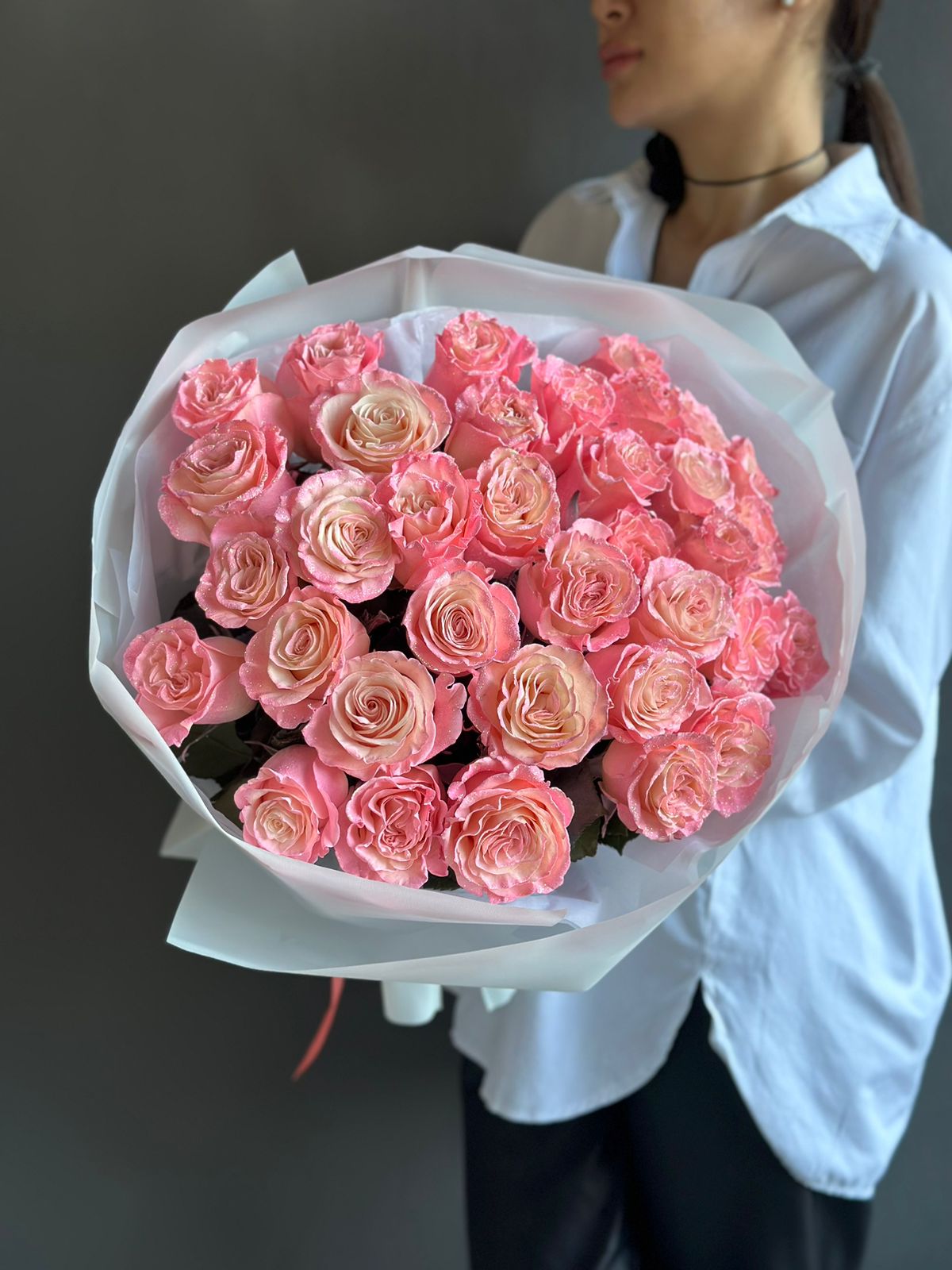 Букет из 35 блестящих роз в оформлении