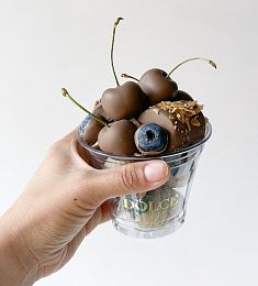 "Стакан Ассорти" клубника, голубика, банан и черешня в шоколаде