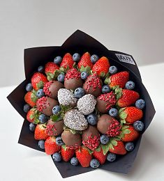 Клубничный конус "Калейдоскоп" клубника в молочном шоколаде со свежими ягодами