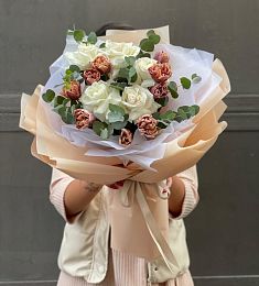 Букет "Моне" из тюльпан, роз и эвкалипта