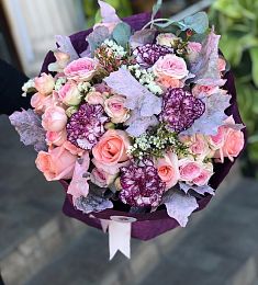 Букет "Этой осенью" из гвоздик и роз