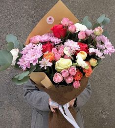 Букет "Лучики солнца" из хризантем, гвоздик, роз и ранункулюса