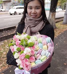 Сердце с цветами и французскими макарони