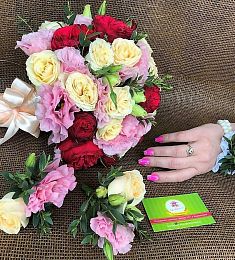 Букет невесты "Праздничный резонанс" из роз и лизиантусов 