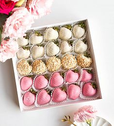 Клубничный бокс "Милка" клубника в белом и розовом шоколаде. 