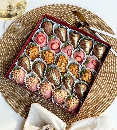 Клубничный бокс "Амор Амор" клубника в молочном и розовом шоколаде