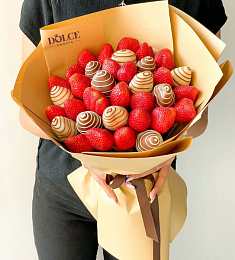 Клубничный букет "Клубничный Чизкейк" из клубники в шоколаде и свежих ягод