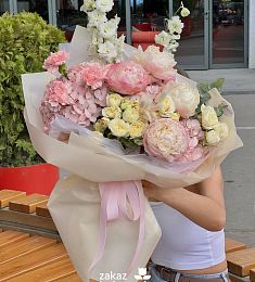 Букет "Эола"из гвоздик, пионов, роз и дельфиниума