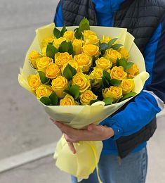 Букет желтых роз с рускусом