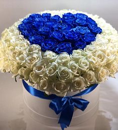Коробка с синими розами в форме сердца