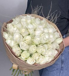 51 белая роза с сухоцветами