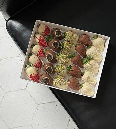 Клубничный бокс "Рокс" L клубника в молочном и белом шоколаде