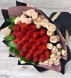 Букет из ягод и цветов "Клубничный рай"