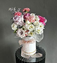 Композиция "Lada" из роз, гвоздик, хризантем и пионов в коробке