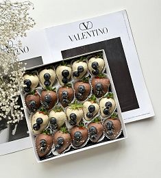 Клубничный бокс "Berry" клубника в молочном и белом итальянском шоколаде