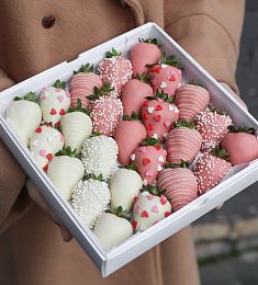 Клубничный бокс "Pink Heaven" из белого и розового шоколада