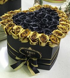 Черные розы с золотой окантовкой в коробке