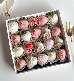 Клубничный бокс "Мадлен" клубника в белом и розовом шоколаде