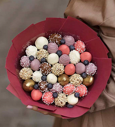 Букет из клубники в шоколаде «Лиловая дымка» L