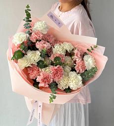 Букет "Розмари" из 25 розовых диантусов с эвкалиптом