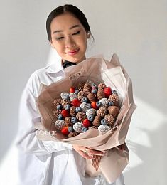 Клубничный букет "Марсианка" из клубники в молочном шоколаде и свежей голубики