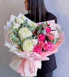 Букет "Velvet Whispers" из гвоздик, лизиантусов, роз, хризантем и антуриума