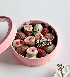 Клубничный бокс "АрНуво" S в белом и молочном шоколаде