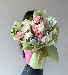 Букет "Антуанетта" М из пионовидных роз в объемном оформлении