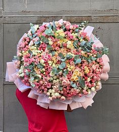 Большой букет из 245 кустовых (спрей) роз