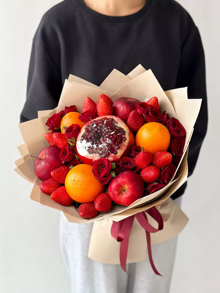 Фруктовый букет "Красный бум" из фруктов, ягод и роз