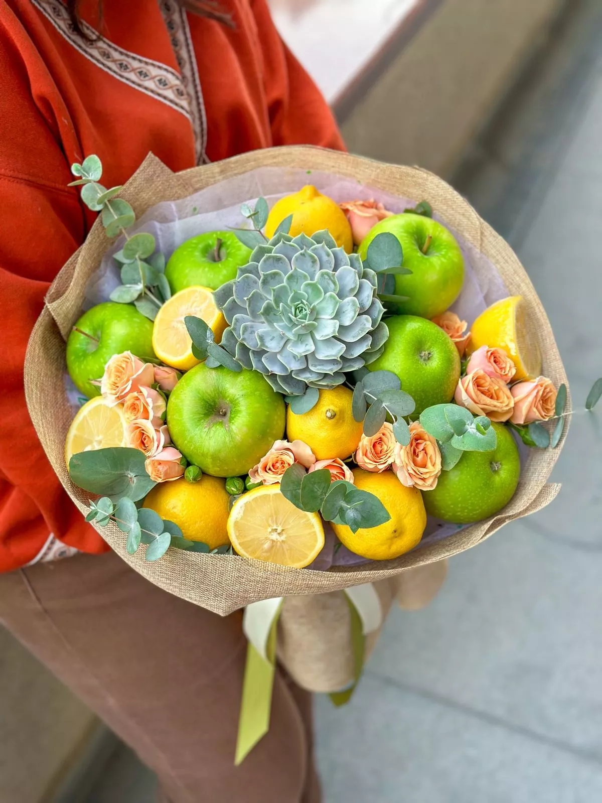 Фруктовый букет "Августина" из фруктов и цветов